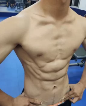 00的小哥哥。长得还行吧