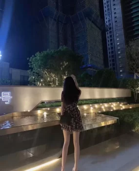 身材美貌都挺好的小姐姐