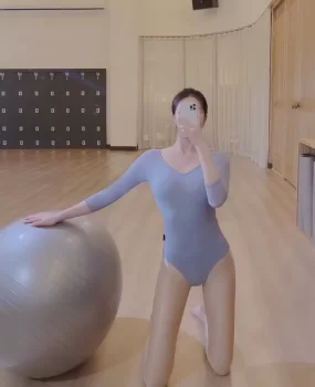 推荐一个亲测个人舞蹈妹子兼职 出差时约到的 口活超棒 大奶蜜桃臀 鲍鱼蜜汁喷水穴