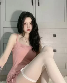 大学宿舍最骚雪白肌肤白丝调情学姐暑假兼