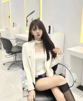 美容美发店做精油开背的短黑丝诱惑小仙女