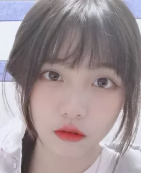 青春小姐姐，外表清纯上床骚，大白奶子大白屁股粉鲍鱼